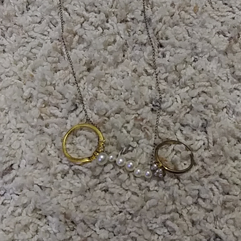 Pearlnecklace with two pearl rings